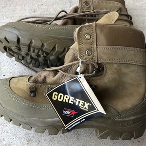 Brand new men’s Gortex Vibram boots size 9
